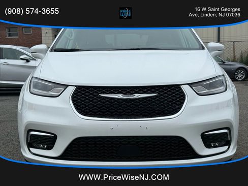 Used 2022 Chrysler Pacifica Touring-L image 2