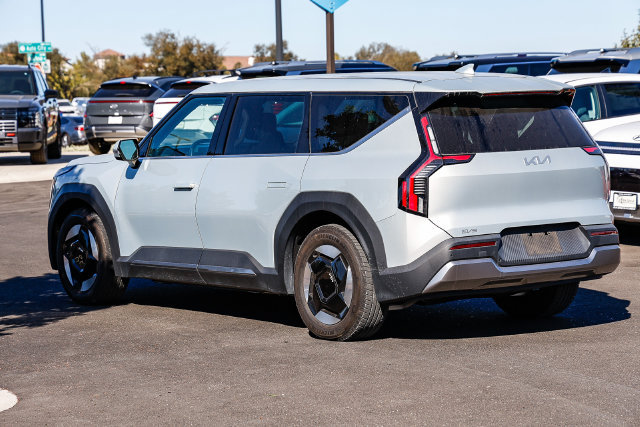 Used 2024 Kia EV9 Light Long Range RWD image 2