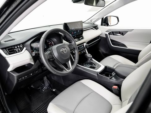 Used 2025 Toyota RAV4 XLE Premium image 4