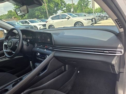 Used 2025 Hyundai Elantra SEL FWD image 31