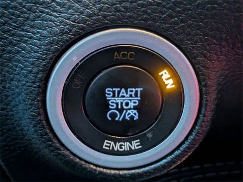 Used 2015 Dodge Challenger SXT image 18