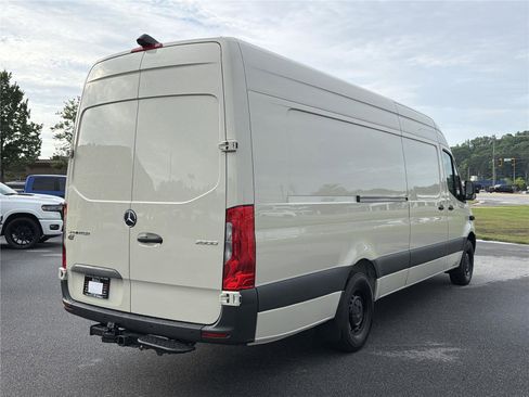Used 2024 Mercedes-Benz Sprinter 2500 image 5