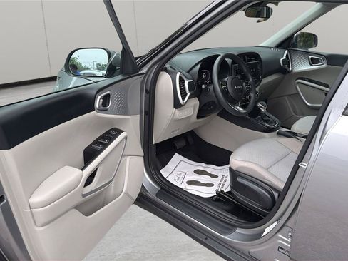 Used 2025 Kia Soul LX w/ LX Technology Package FWD image 23