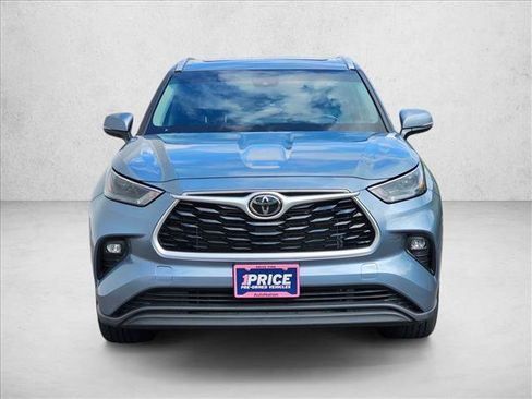 Used 2022 Toyota Highlander XLE AWD/4WD image 2