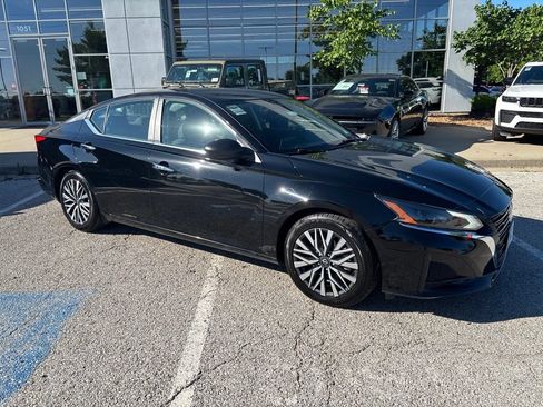 Used 2025 Nissan Altima 2.5 SV FWD image 34