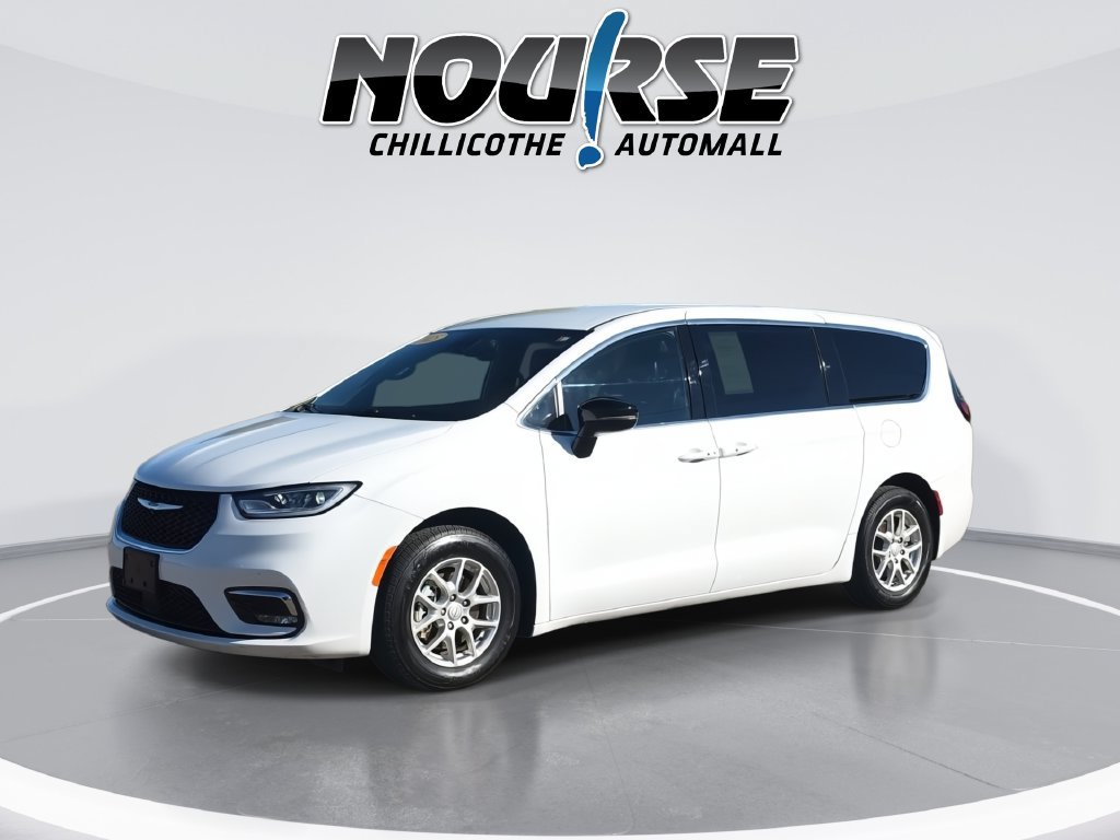 Used 2025 Chrysler Pacifica Select FWD image 4