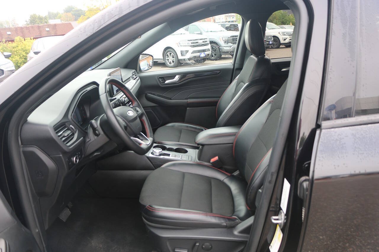 Used 2025 Ford Escape ST-Line Select AWD/4WD image 29