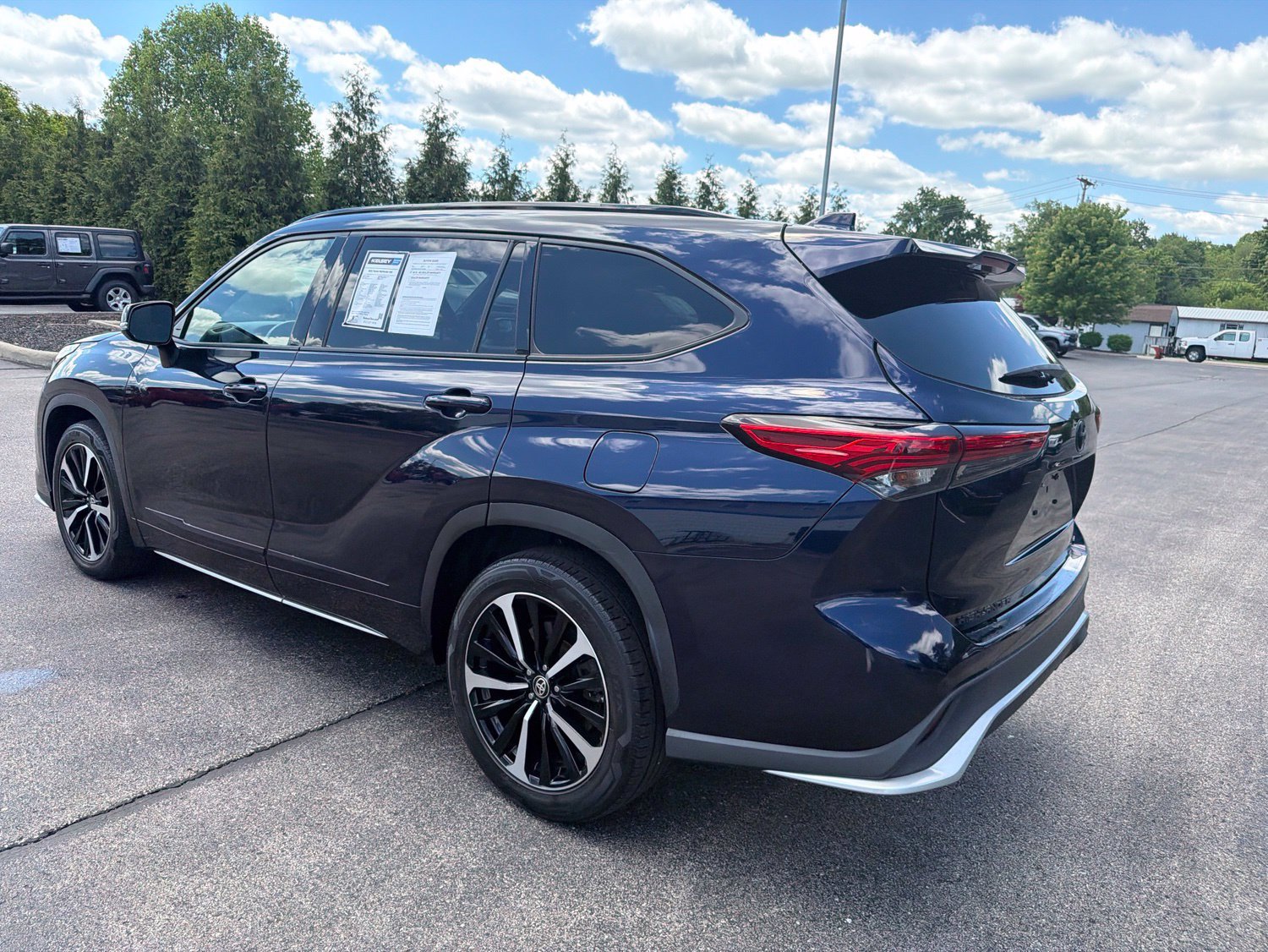 Used 2021 Toyota Highlander XSE FWD image 3
