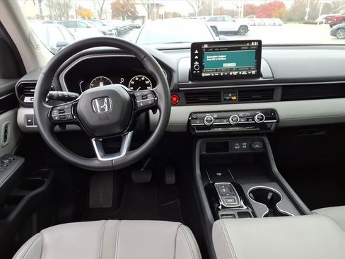 Used 2025 Honda Pilot Touring image 16