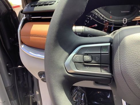 Used 2024 Jeep Compass Limited image 13