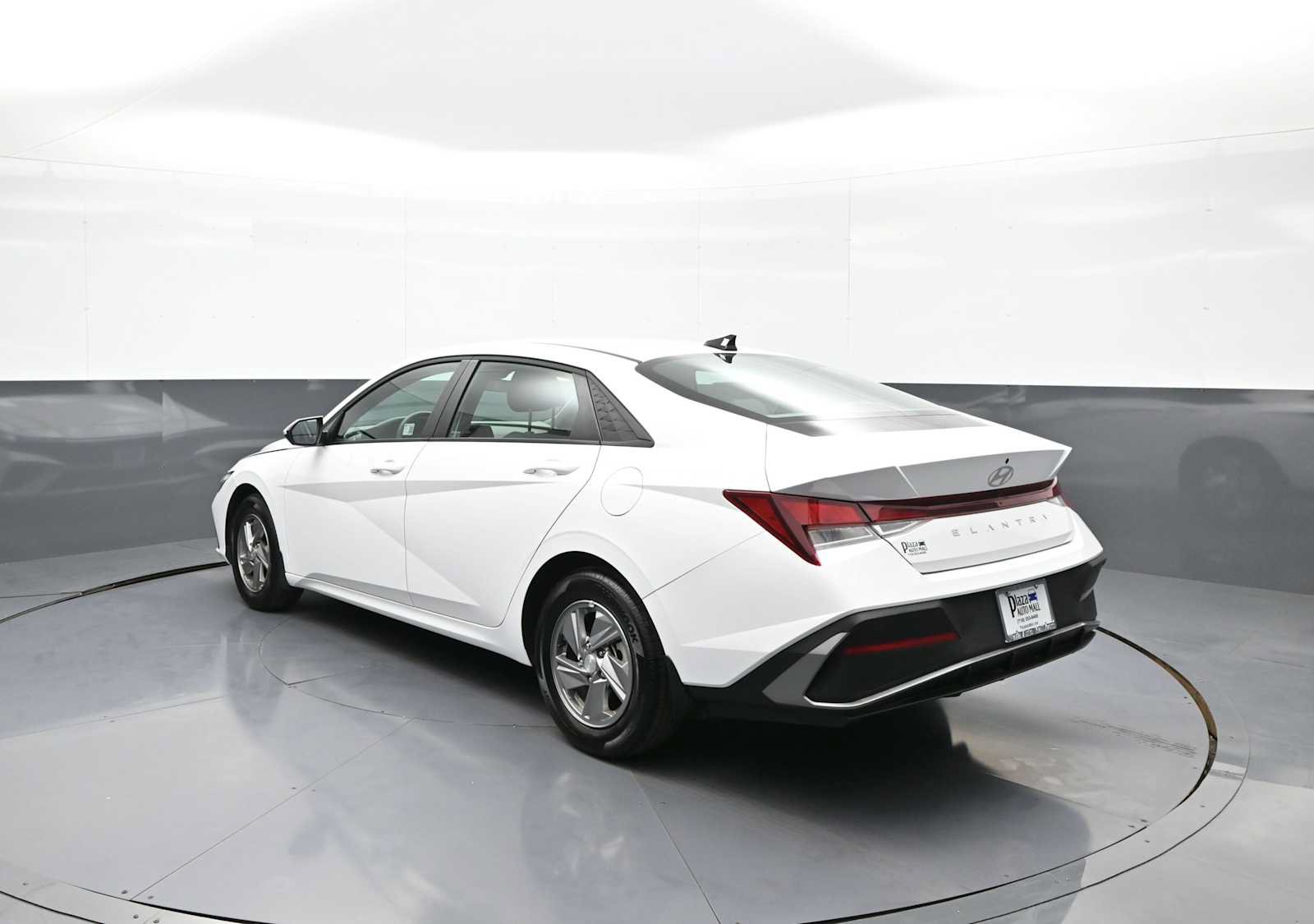 Used 2025 Hyundai Elantra SE FWD image 8