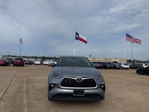 Used 2021 Toyota Highlander XLE FWD image 4
