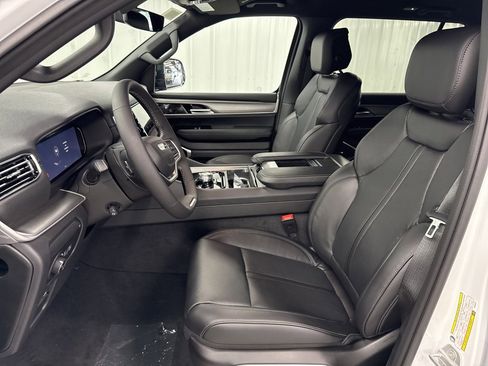 Used 2025 Jeep Wagoneer 2WD image 17