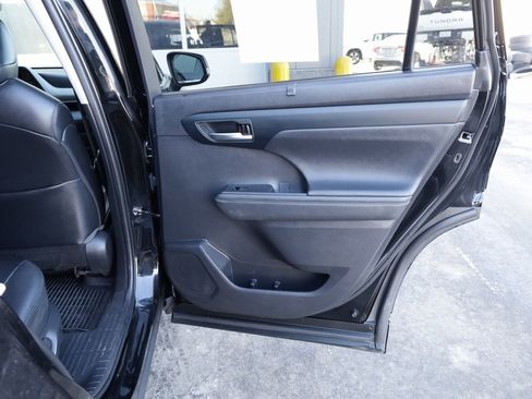 Certified 2023 Toyota Highlander XLE image 18