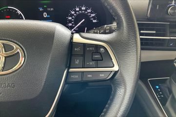 Used 2023 Toyota Sienna XLE FWD image 26