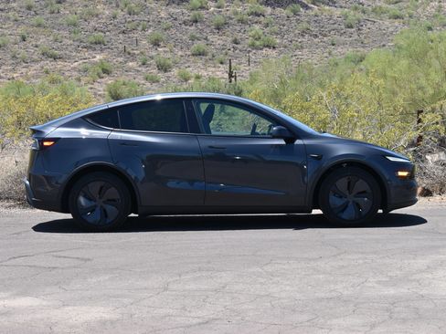 Used 2026 Tesla Model Y 2WD image 6