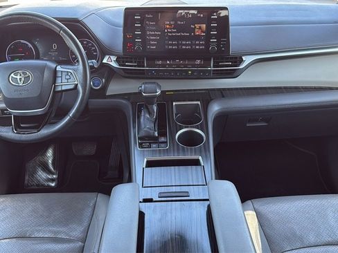 Used 2021 Toyota Sienna Limited image 17