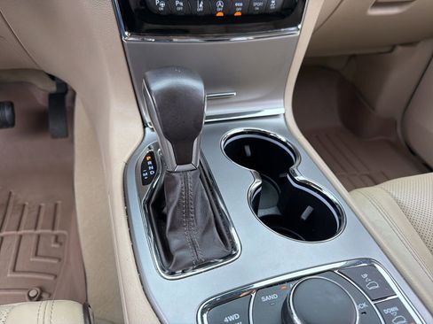 Used 2020 Jeep Grand Cherokee Overland AWD/4WD image 14