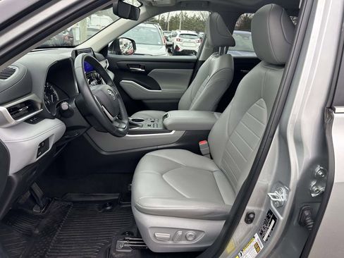 Used 2023 Toyota Highlander XLE image 12