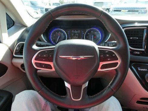 Used 2017 Chrysler Pacifica Touring-L image 36