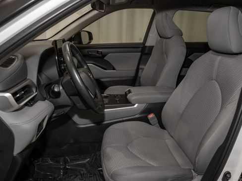 Used 2023 Toyota Highlander LE image 12