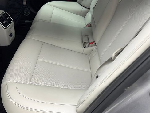 Used 2025 Genesis G70 2.5T image 42