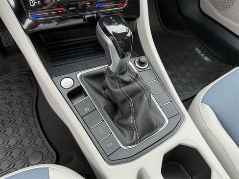 New 2026 Volkswagen Jetta SE image 21
