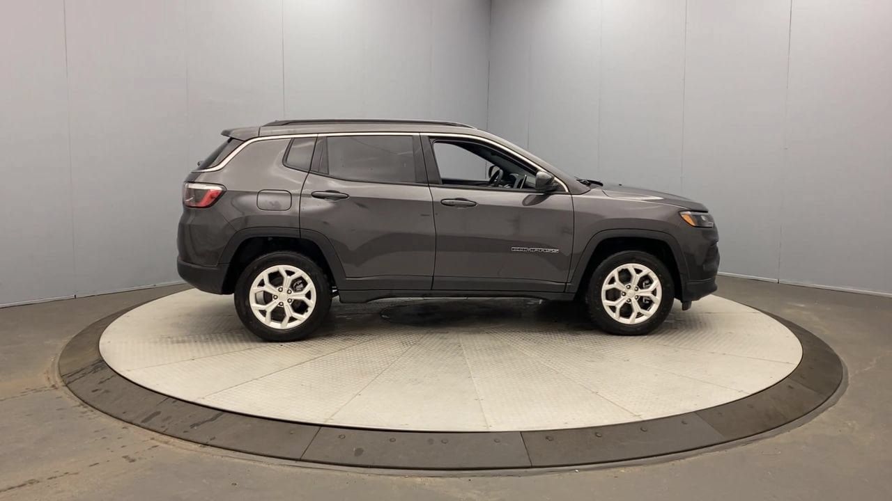 Used 2024 Jeep Compass Latitude AWD/4WD image 6