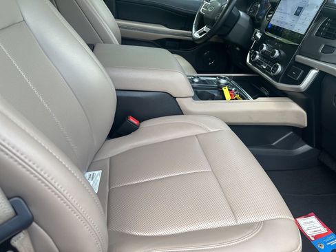 Used 2024 Ford Expedition Max XLT image 19
