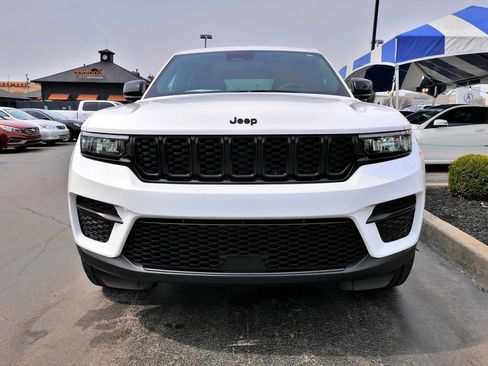 Used 2023 Jeep Grand Cherokee Altitude AWD/4WD image 3
