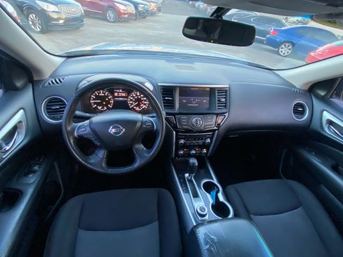 Used 2018 Nissan Pathfinder SV image 19