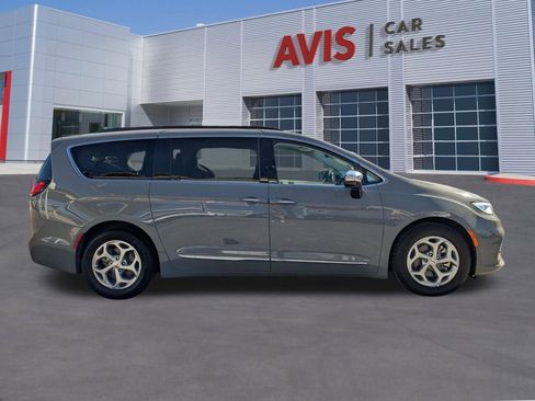 Used 2023 Chrysler Pacifica Limited image 7