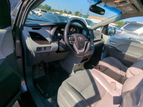 Used 2015 Toyota Sienna XLE FWD image 7
