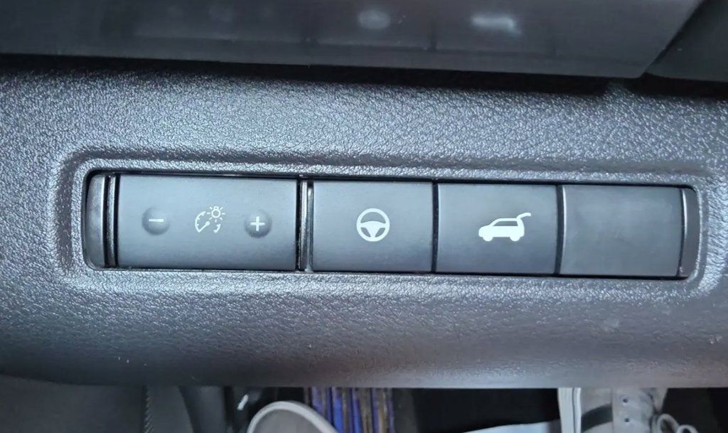 Used 2022 Nissan Pathfinder SL AWD/4WD image 9
