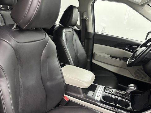 Used 2022 Kia Carnival EX image 41