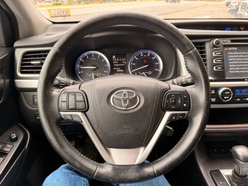 Used 2017 Toyota Highlander XLE AWD/4WD image 11