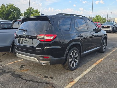 Used 2023 Honda Pilot Touring image 3
