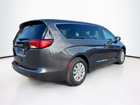 Used 2020 Chrysler Voyager L image 7