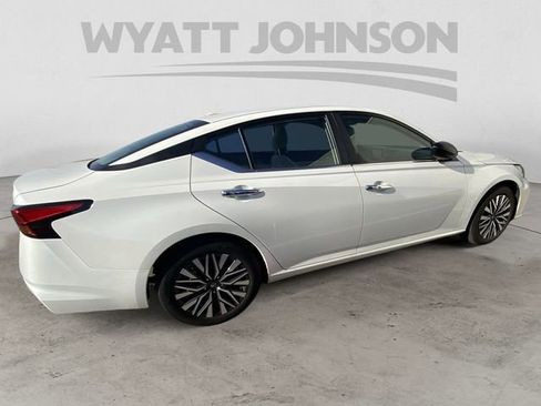 Used 2025 Nissan Altima 2.5 SV image 10