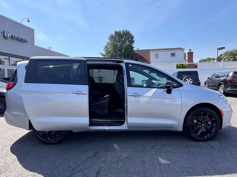 Used 2026 Chrysler Pacifica Limited w/ S Appearance Package AWD/4WD image 10