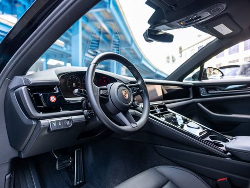 Used 2025 Porsche Panamera image 4