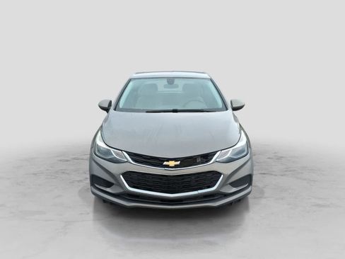 Used 2018 Chevrolet Cruze LT w/ Convenience Package FWD image 3