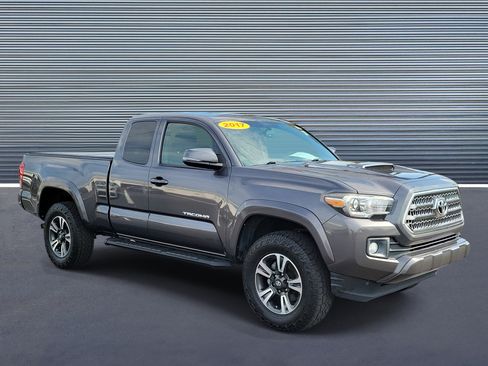 Used 2017 Toyota Tacoma TRD Sport w/ Tow Package RWD image 2