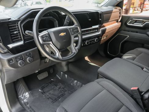 Used 2025 Chevrolet Silverado 2500 LT w/ Convenience Package image 6