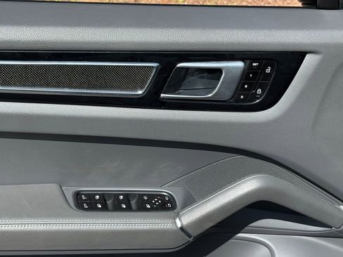 Used 2020 Porsche Cayenne image 27