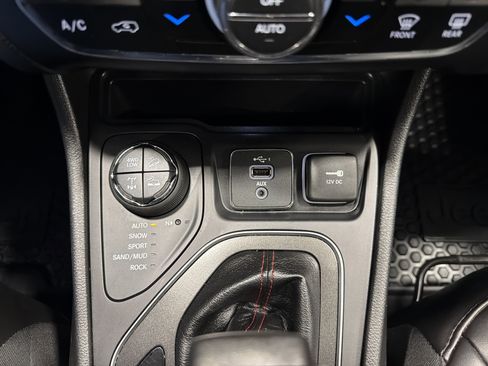 Used 2020 Jeep Cherokee Trailhawk w/ Comfort & Convenience Group image 11