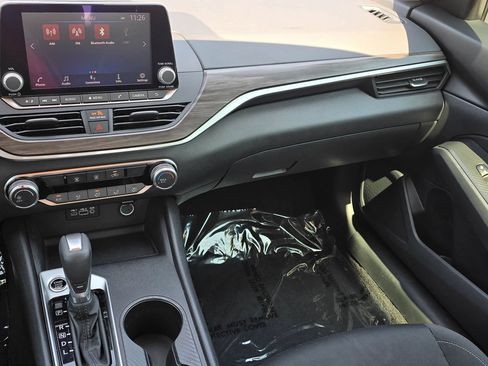 Used 2025 Nissan Altima 2.5 SV FWD image 21