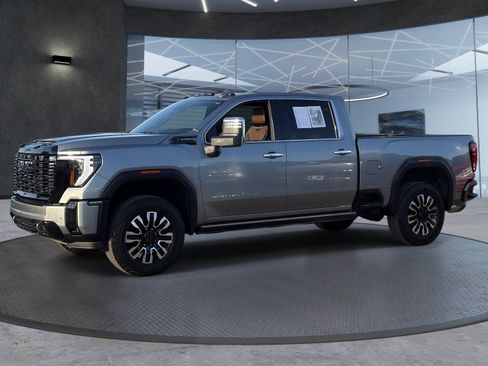 Used 2025 GMC Sierra 2500 Denali Ultimate AWD/4WD image 2