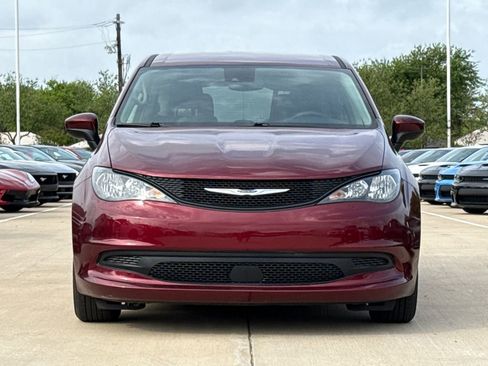 Used 2023 Chrysler Voyager LX image 2