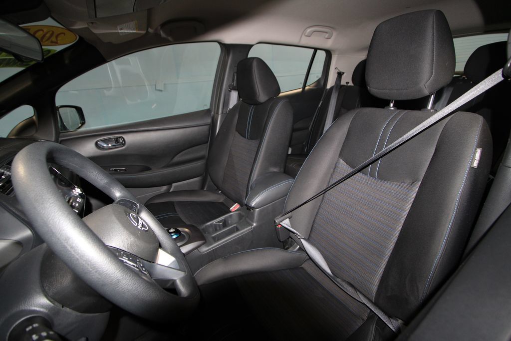 Used 2025 Nissan Leaf S FWD image 4